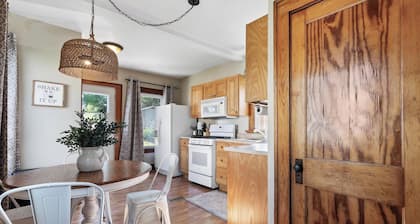 Adorable Cottage in small town of Marion. Just a few blocks from Uptown