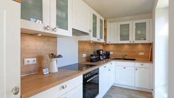 Apartemen | Dapur pribadi | Oven, ketel listrik, dan pemanggang roti