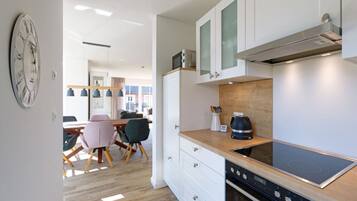 Oven, ketel listrik, dan pemanggang roti