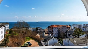 A coastal town with a view of the sea and a ship in the distance. - Sea View 4 - Villa Bella Vista (Sassnitz)