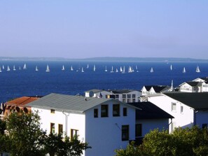 A coastal view with sailboats on the water and white buildings in the foreground. - Sea View 4 - Villa Bella Vista (Sassnitz)