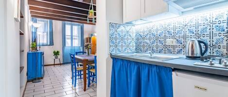 Kühlschrank, Mikrowelle, Herdplatte, Toaster