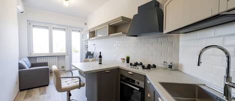 Réfrigérateur, four, plaque de cuisson, lave-vaisselle