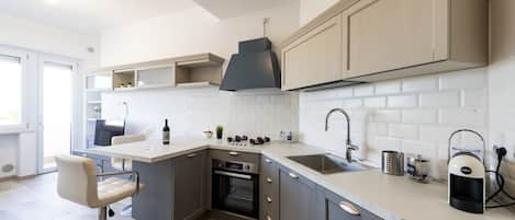 Fridge, oven, stovetop, dishwasher