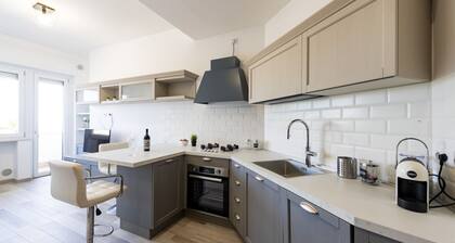 GuestHost - Waterfront Sea View Modern Apartment with Balcony!