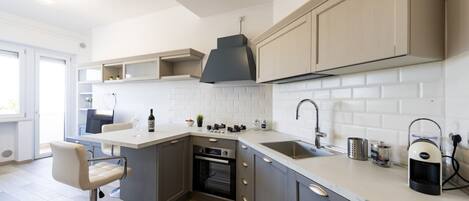 Refrigerador, horno, parrilla de estufa y lavavajillas