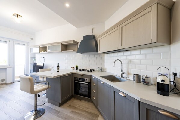 Fridge, oven, stovetop, dishwasher