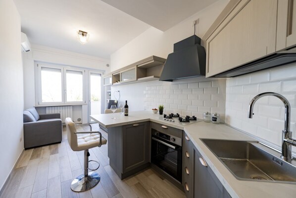 Fridge, oven, stovetop, dishwasher