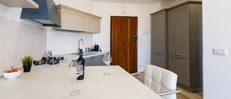 Fridge, oven, stovetop, dishwasher