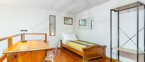 1 slaapkamer, een strijkplank/strijkijzer, wifi, beddengoed