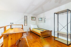 1 dormitorio, tabla de planchar con plancha, wifi y ropa de cama
