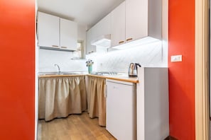 Réfrigérateur, micro-ondes, plaque de cuisson, grille-pain