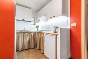 Køleskab, mikrobølgeovn, kogeplade, køkkentøj/tallerkener/redskaber