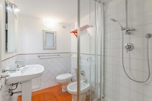 Douche, sèche-cheveux, bidet, serviettes fournies
