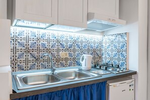 Réfrigérateur, micro-ondes, plaque de cuisson, grille-pain