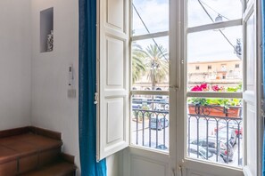 Interior - Cozy 39 sqm apartment, able to comfortably accommodate up to 4 people. The accommodation is located on the first floor (NO lift) of a period building located in a strategic area, near the historic center of Palermo and the Central Station.The accommodati (Palermo)