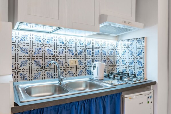 Kühlschrank, Mikrowelle, Herdplatte, Toaster