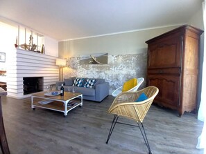 Living area - Royan - RENOVATED 50's HOUSE near the FONCILLON BEACH (ROYAN)