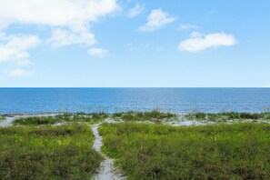 På stranden, liggestole, badehåndklæder