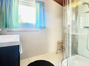 House | Bathroom | Bathtub - 6 Person Holiday Home in Dalsoyra (Gulen)