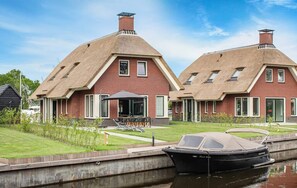 House | Exterior - Villa With Garden, in a Holiday Park at the Water (Idskenhuizen)