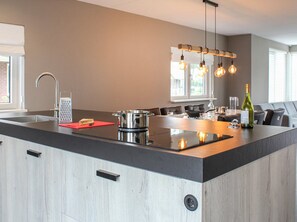 House | Private kitchen - Villa With Garden, in a Holiday Park at the Water (Idskenhuizen)