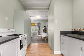 Microondas, horno, placa de cocina