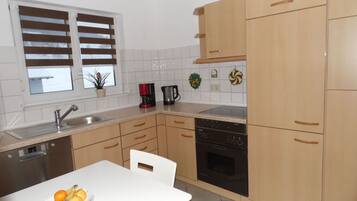 House | Private kitchen | Oven, electric kettle, toaster