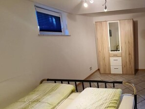 House | 1 bedroom, individually furnished