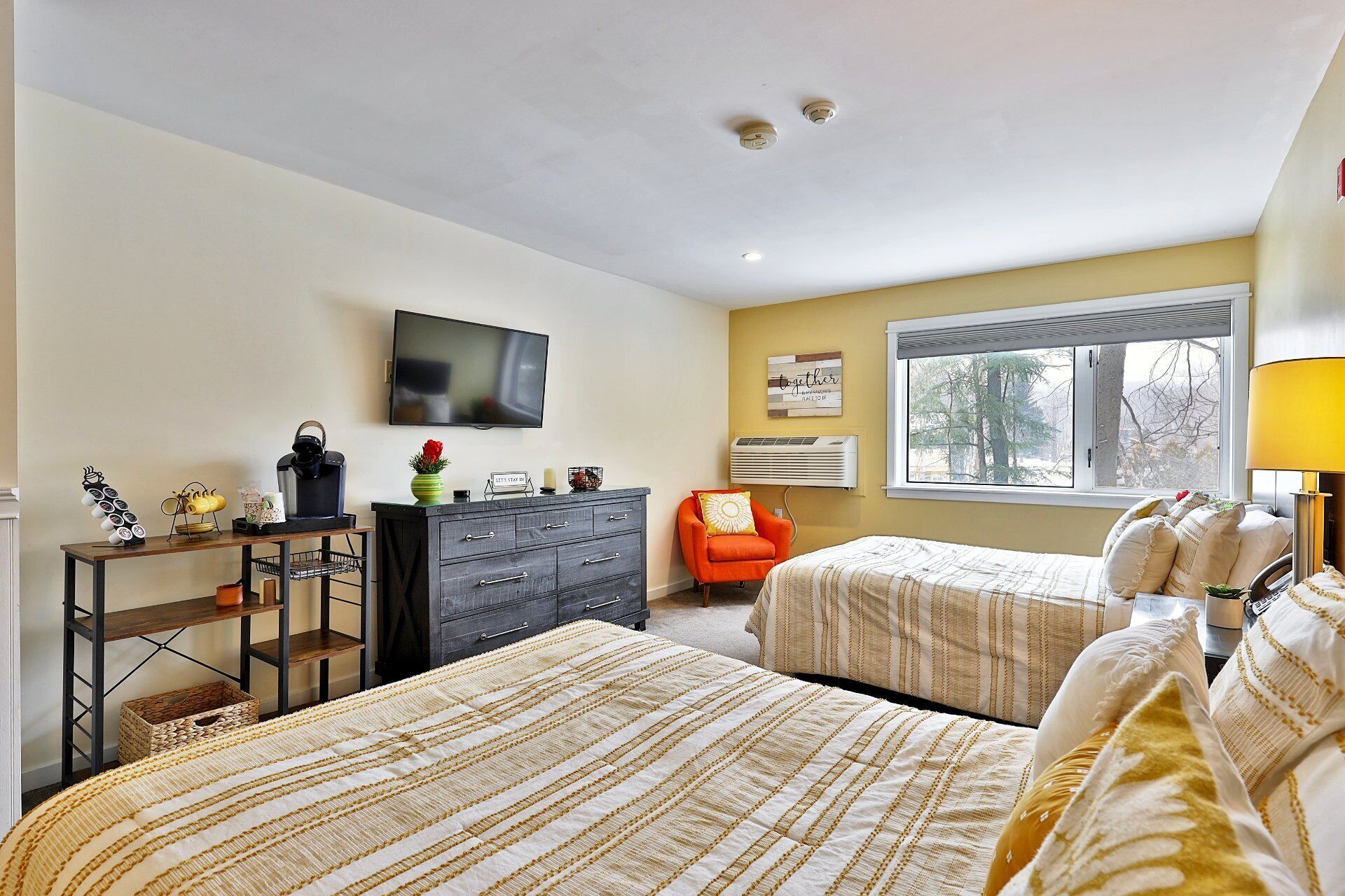 Renovated vacation studio in Killington Center Inn and Suites, in the heart of Vermont's ski country. Two plush full beds, smart TV, air conditioning and more amenities for your comfort and convenience.