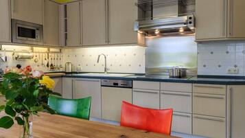 Rumah | Dapur pribadi | Lemari es, microwave, oven, dan mesin pencuci piring