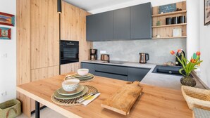 House | Dapur peribadi | Ketuhar, cerek elektrik, pembakar roti, kerusi tinggi 