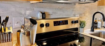 Newly Remodeled Fireplace Studio Ski-in/Ski-Out Condo-Balcony, Pool & Hot Tub