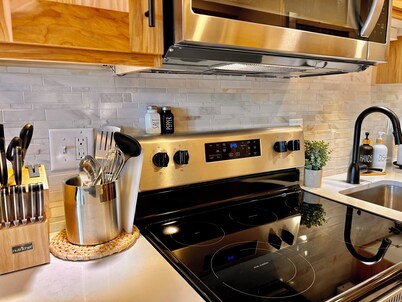 Newly Remodeled Fireplace Studio Ski-in/Ski-Out Condo-Balcony, Pool & Hot Tub