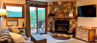 Newly Remodeled Fireplace Studio Ski-in/Ski-Out Condo-Balcony, Pool & Hot Tub