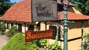 Ein Gebäude mit einem Schild, auf dem 