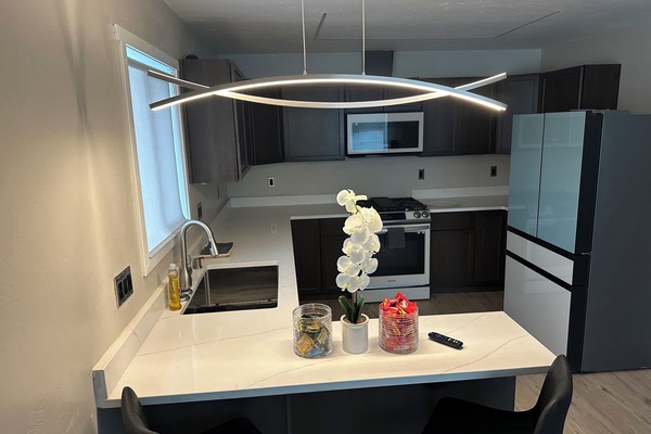 Jääkaappi, mikroaaltouuni, uuni, liesi