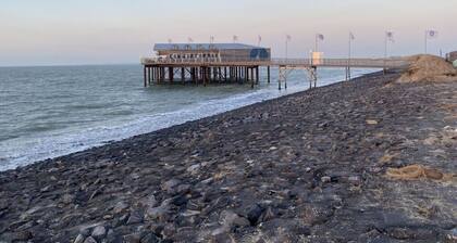 Welcoming Apartment Near Lake