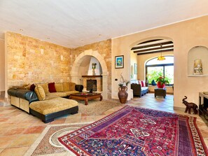 Casa | Zona de estar | Una chimenea