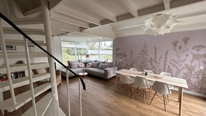 Ein modernes Interieur mit Treppe, Essbereich und Wohnraum mit Blick.