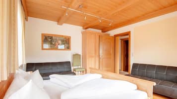 Apartment | 2 bedrooms, individually furnished, bed sheets