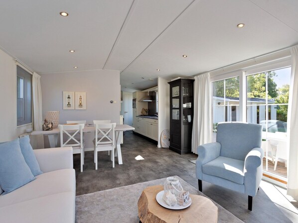 Chalet | Private kitchen - Lovely, Fully Furnished Chalet for 4 People (Goedereede)