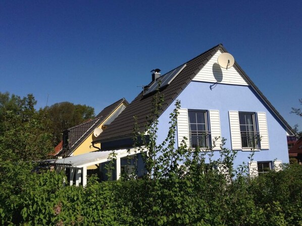 A two-story house with a gabled roof, white shutters, and a satellite dish. - Pleasant Holiday Home Near Town Center (Goehren-Lebbin)