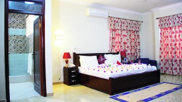 1 bedroom, desk, iron/ironing board, WiFi