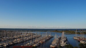 Ein Yachthafen mit zahlreichen Booten, die ordentlich in Reih und Glied vor Anker liegen.