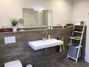 Apartment | Bathroom - City Whispers 2 Comfortable Vacation Home (Cochem)