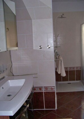House | Bathroom - A. Heyne Modern Retreat (Weinboehla)