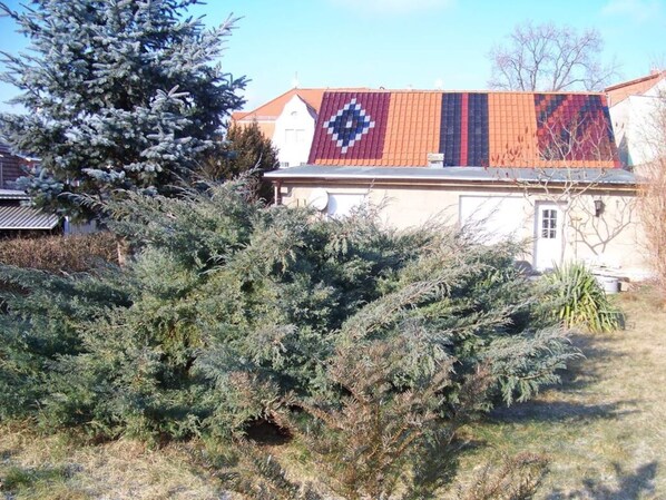 A house with a red roof and a white door. - A. Heyne Modern Retreat (Weinboehla)