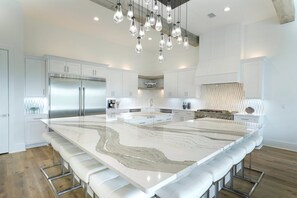 Refrigerador, horno, lavavajillas, cafetera/tetera