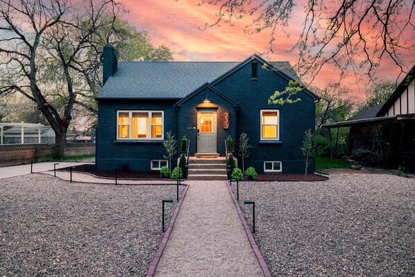 Exterior - Brick Haven House: King Suite, Near SUU, Private Parking, Explore Nat’l Parks (Cedar City)